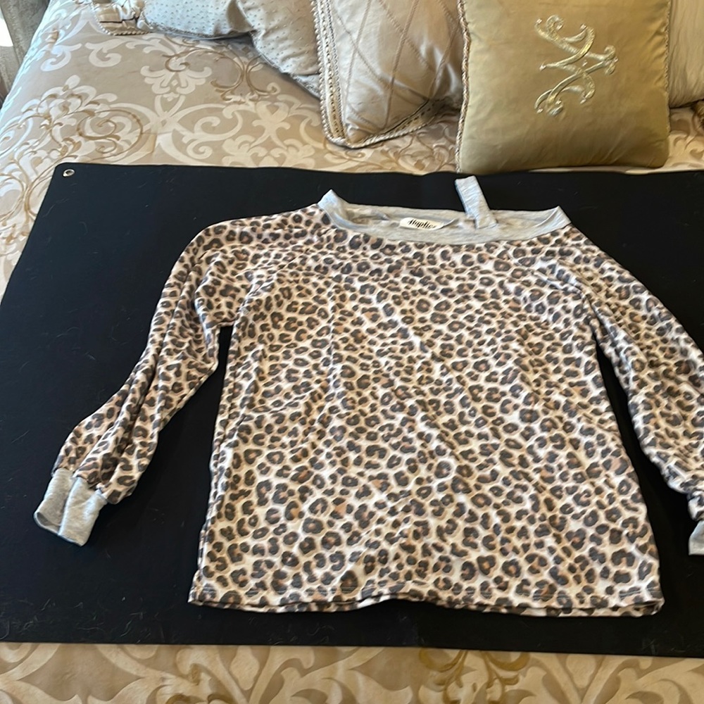 Long sleeve leopard print half shoulder shirt